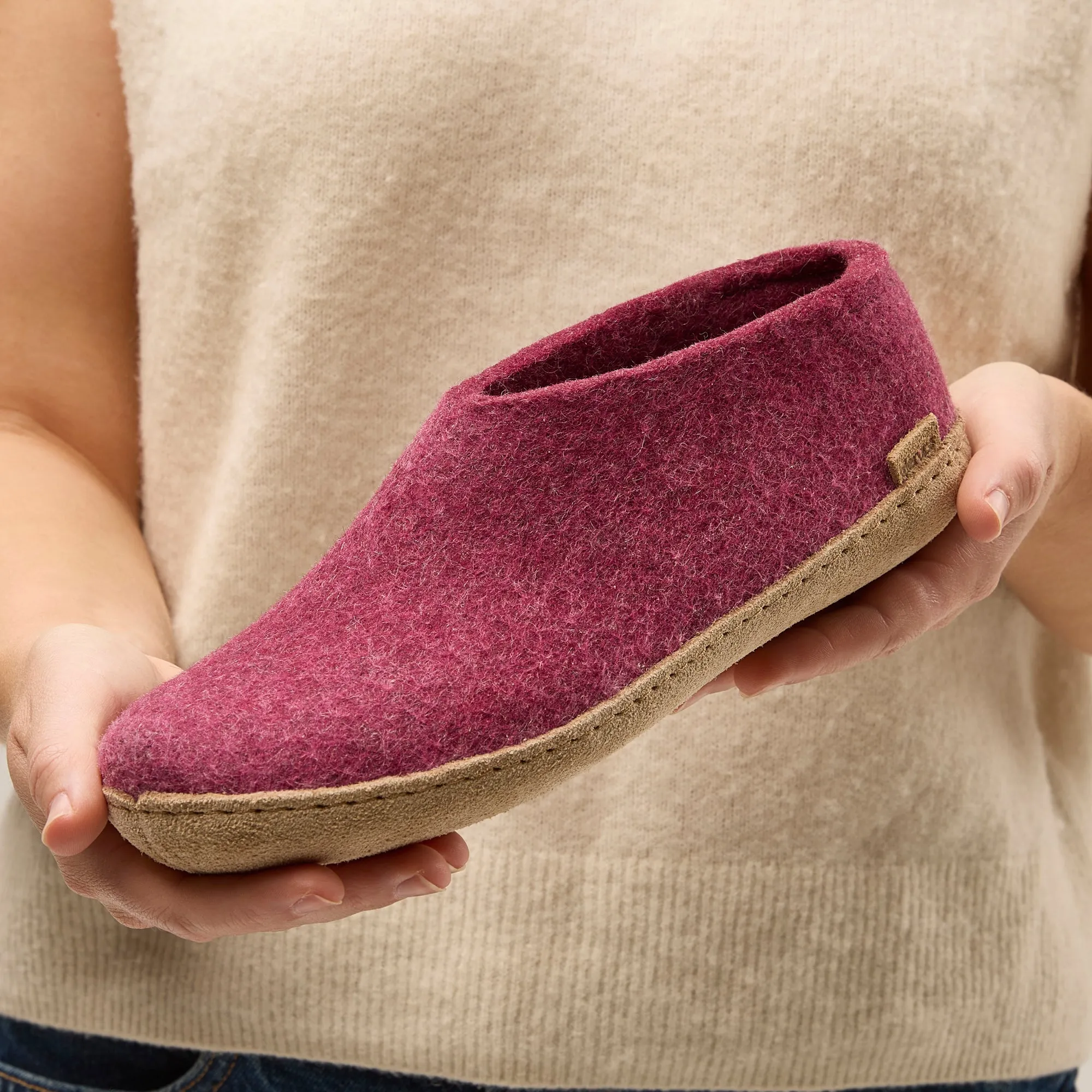 Shoe with leather sole - Cranberry