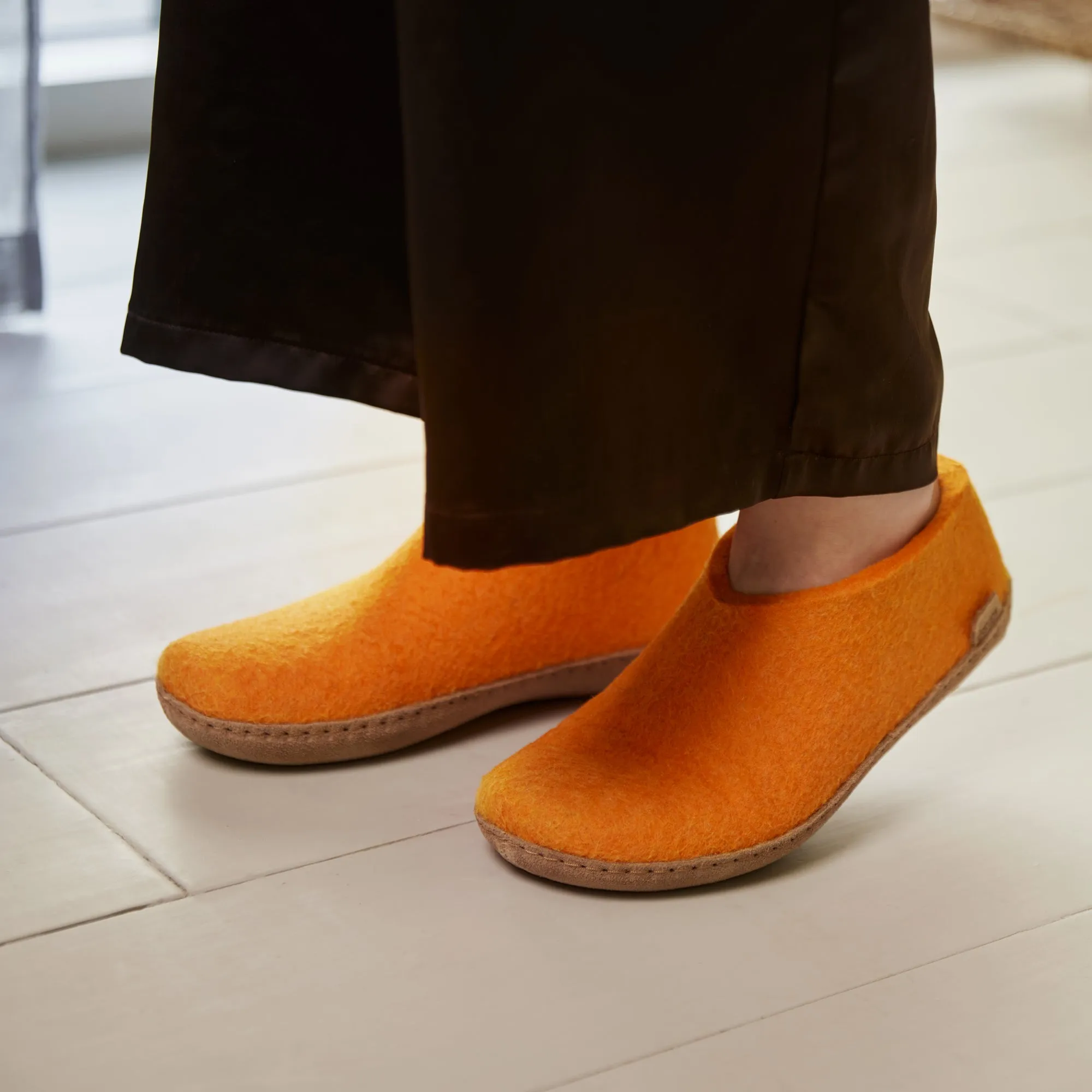 Shoe with leather sole - Orange