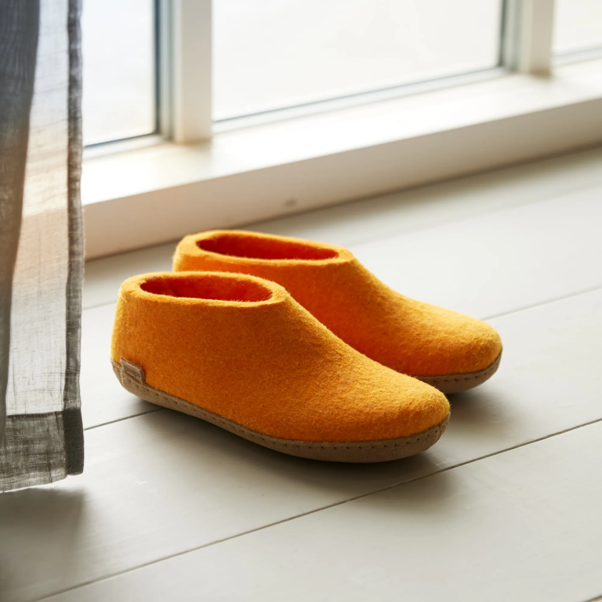 Shoe with leather sole - Orange